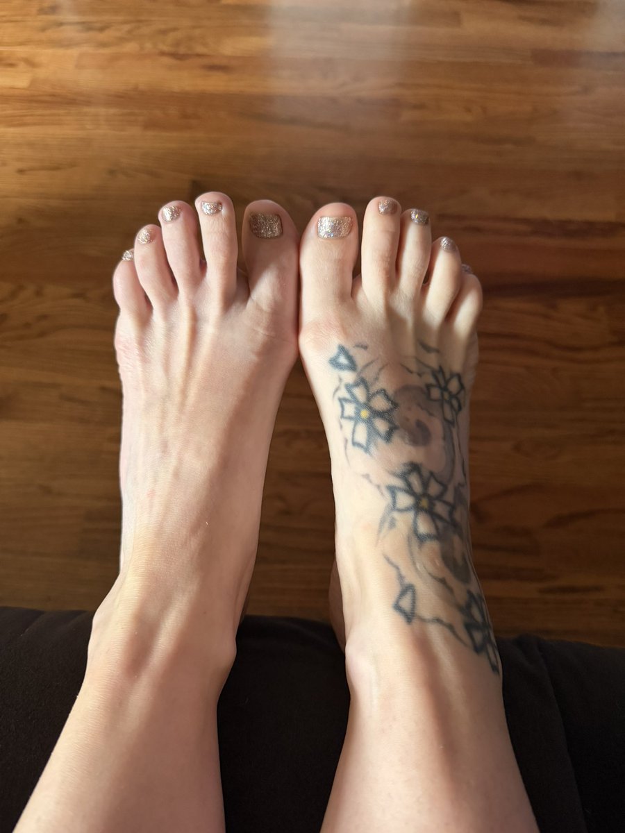 RubyRueRueB's tweet photo. Just a preview, head to my OF for more feet content. #footfetısh #feet #feetfetısh #feetworshi̇p #TattooedPetite https://t.co/GElrhDHly9
