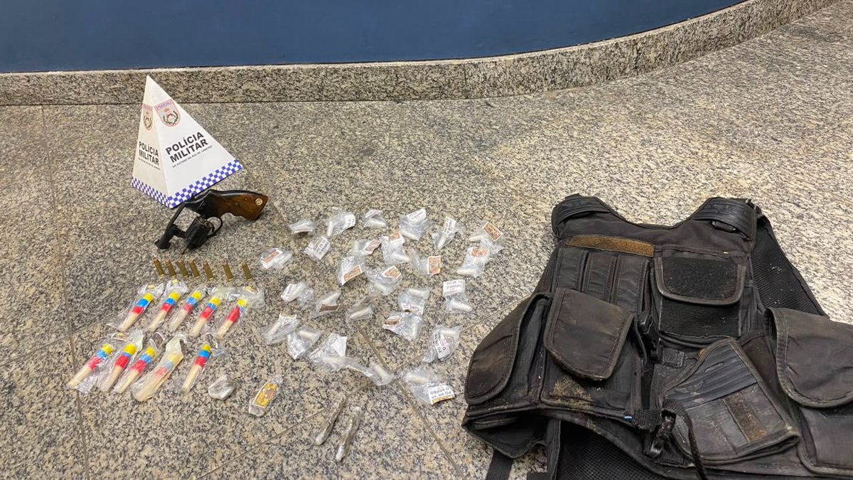 PMERJ's tweet photo. 🚨 ARMA E DROGAS APREENDIDAS | Equipes do #37BPM atuaram após denúncias sobre indivíduos armados e envolvidos com o tráfico de drogas em Penedo, Itatiaia, nesta terça-feira (21/07). ⤵️(+).
#ServireProteger #PMERJ #37BPM https://t.co/snJTrlHzBz