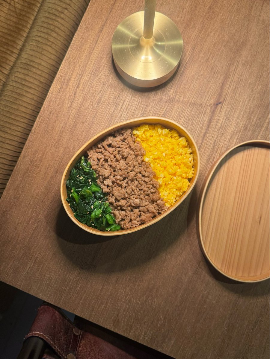 moto549chan's tweet photo. 買い物行けてなくて、冷凍庫ガサゴソ三色そぼろ弁当。豚ひき肉に生姜を効かせると夫が喜ぶ。
そんでもって余りをお昼に食べるのが幸せなんだよなー。 https://t.co/7aoCZkRqnm