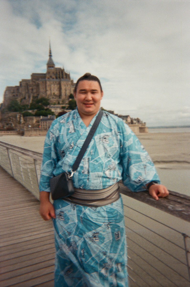 hellogeri's tweet photo. モン・サン・ミッシェル旅行の思い出。インスタントフィルムで撮った写真。📷🇫🇷
#欧勝馬 #玉鷲 #朝白龍 #相撲 #フランス https://t.co/WddFRi0SC9