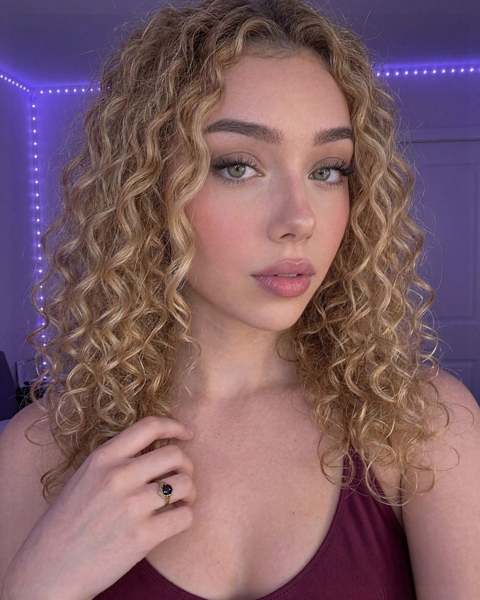 Tkachenko_Nata's tweet photo. Like if a trans girl in your DMs would actually have a chance 📱🏳️‍⚧️ https://t.co/OwDEpBt2Vr
