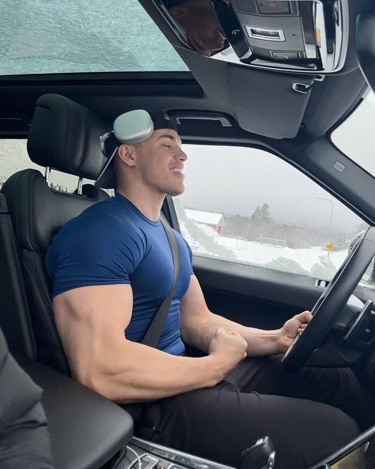 Kxngstn_'s tweet photo. This is the benefit I love the most about the gym; which is bursting sleeves😉 https://t.co/r8AkSR6GPO