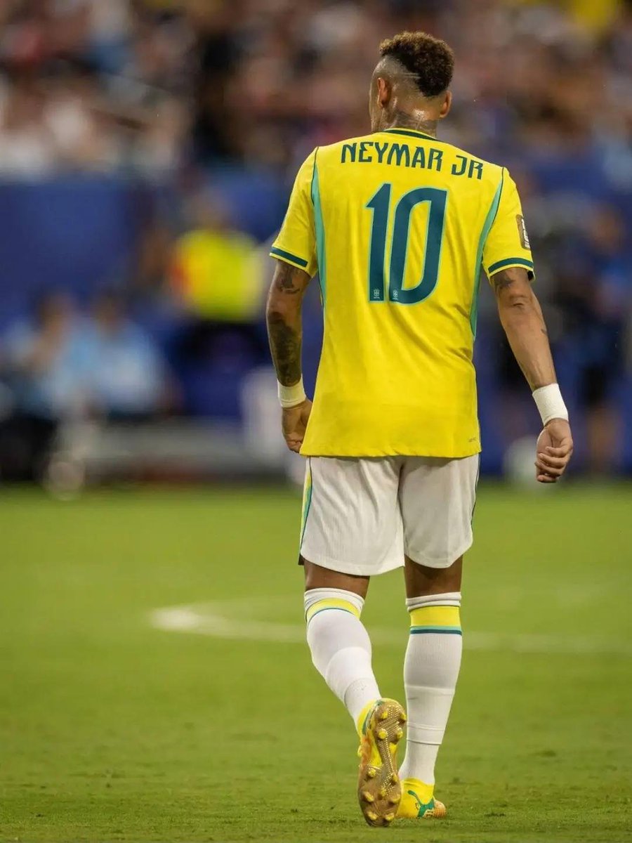 TeamNey10's tweet photo. أنا أتحدث عن نيمار، فهو لا يزال يبلغ 34 عامًا. هل تتخيله يلعب في كأس العالم المقبلة 2030؟ 

🗣 ناني:

بصراحة، أعتقد نعم نيمار في حالة بدنية جيدة، لكنه يحتاج فقط إلى العمل والاستعداد بشكل جيد، حتى يصل إلى أفضل نسخة منه وأفضل حالة بدنية.

لأنني أعتقد أنه إذا كان في أفضل حالاته البدنية، فالموهبة الكروية لديه موجودة وبوفرة. لكننا نعلم أنه في السنوات الأخيرة تعرض لإصابات خطيرة جدًا، وأنا أعرف جيدًا ما يعنيه ذلك، فقد مررت بإصابات قوية أيضًا. وإذا لم تركز وتكرس الكثير من وقتك من أجل العودة إلى المستوى الذي كنت عليه، فمن الصعب جدًا أن تنجح.