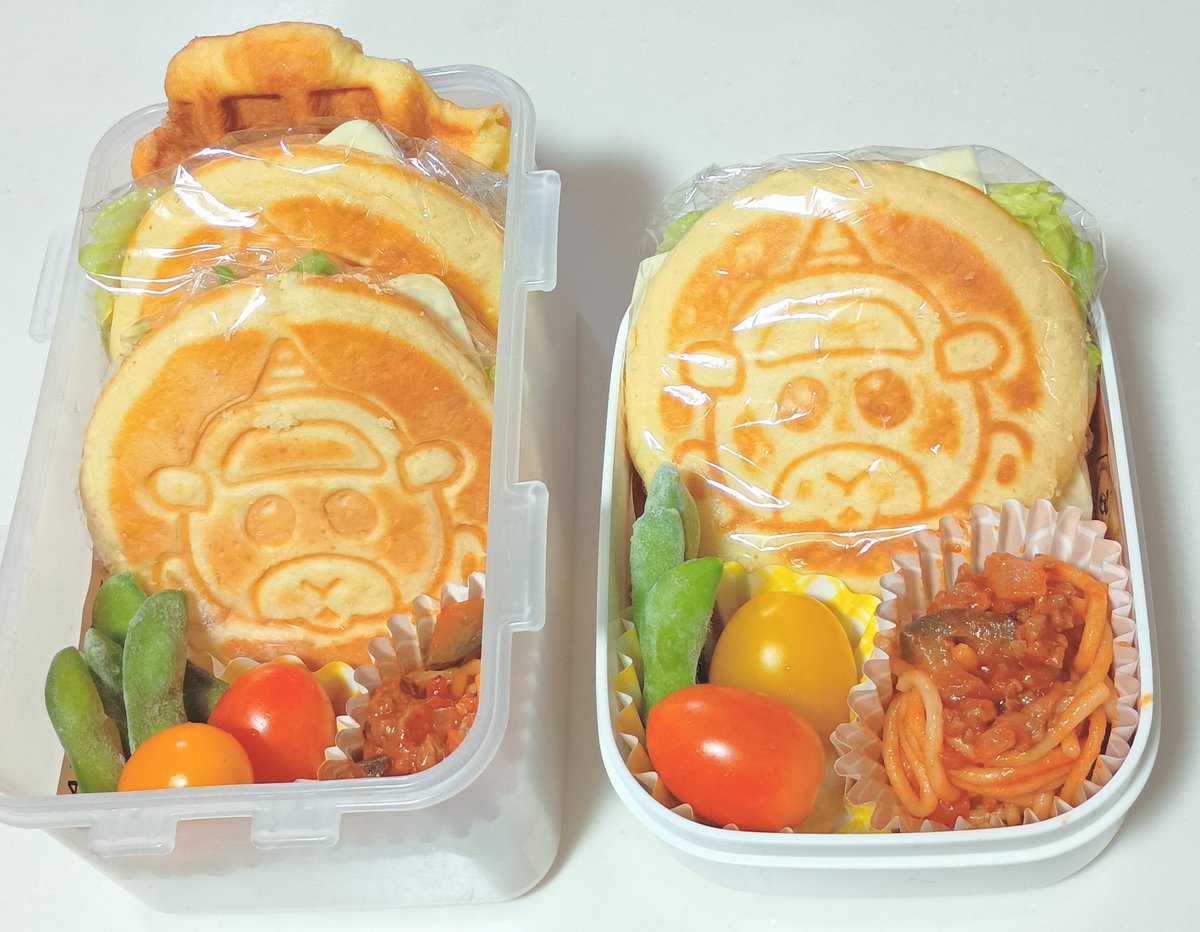 Kyouren77's tweet photo. 娘1号と3号のお弁当
・モルカーパンケーキのハムチーズサンド
・リエージュワッフル（娘1号のみ）
・ミートソースパスタ
・ミニトマトと枝豆
#お弁当
#お弁当記録
#高校生弁当
#小学生弁当
#ホームベーカリー
#お菓子作り
#BakingJoy
#homebake https://t.co/g9causzpWi