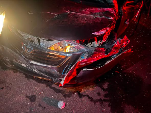 Assane_Fall_Off's tweet photo. 🚨Alerte🚨
LE CAMION N’AVAIT PAS DE LUMIÈRE
«Bonjour j’ai fait un accident sur l’autoroute a peage ce samedi en partance vers diourbel a cause d’un camion qui n’avait pas de feu arrière je l’ai vu tardivement en me rabattant vers la droite et je l’ai percuté plein dans le mil on a failli y laisser la vie moi ma femme et mes 2 enfants.
Voici l’etat de ma voiture et il ya des témoins oculaires de l’accident.
J’aimerais dénoncé le manque de contrôle et l’insécurité routière sur le péage la nuit surtout avec les camions et les force de l’ordre qui je peux dire sont complices et autant responsables de tous ces déboires et pertes de vies humaines.»