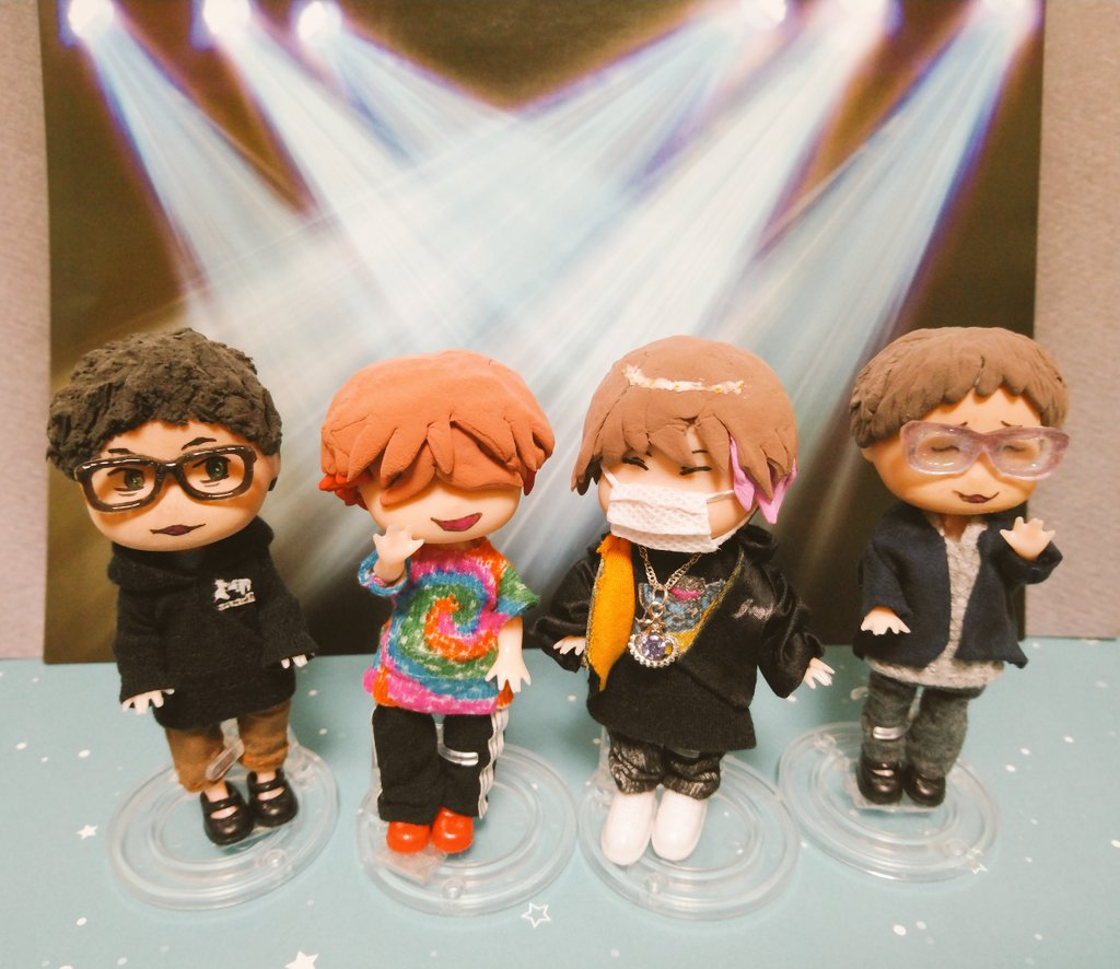 kowappamo's tweet photo. むかーしこれ作った頃は百均に全然材料なくていろいろ自分で作ったよな〜と思い返す。お顔もドールのプリントをヤスリで削って消して、眼鏡枠もレジンで作ったなぁ😵今はほぼ揃ってるよね☺️いい時代になったわ〜✨(懐かしい画像がオススメで出てきてしんみり) https://t.co/vZnY55cLQp
