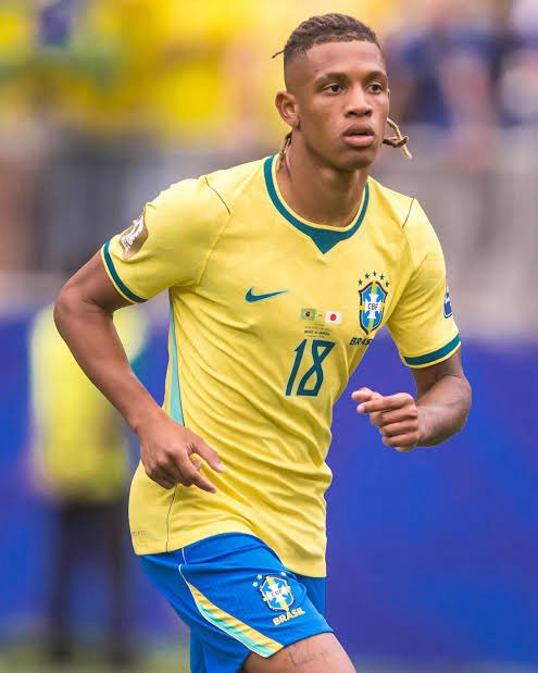 DataFutebol's tweet photo. Informação do Rycharlison no SporTV.

Carlo Ancelotti optou por colocar o Martinelli no lugar do Danilo Santos pois, de acordo com o italiano, o jogador do Botafogo é mais “varzeano”. 

O italiano acredita que meio campista não é tão “posicional” e que não mantem “posição”no sistema… e por isso a escolha foi pelo Martinelli.

Opiniões? 🤔🇧🇷