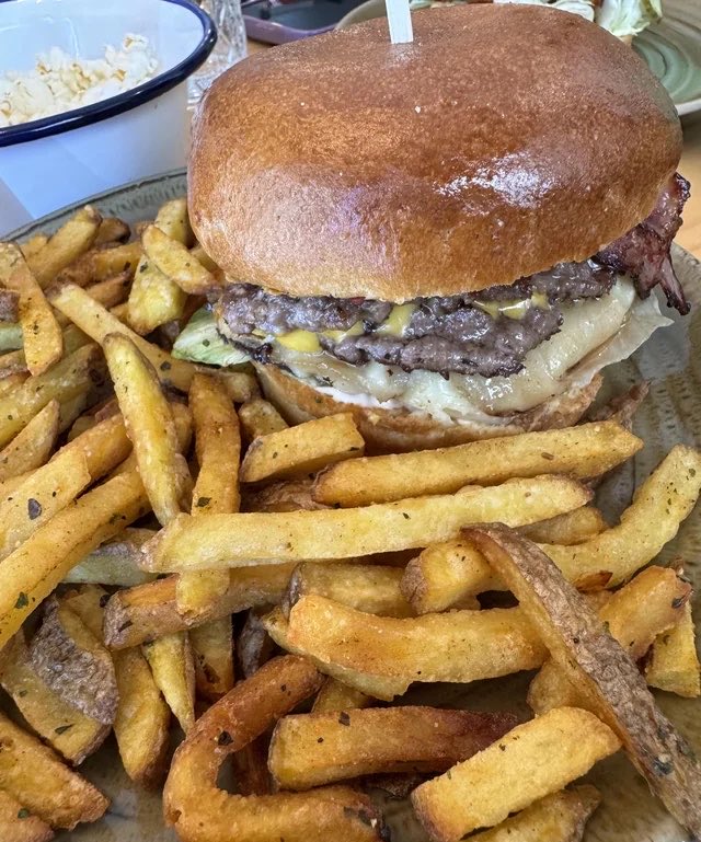 FoodPleaser's tweet photo. Burger &amp; Fries 🍔 🍟 https://t.co/nAfeE7uF3S