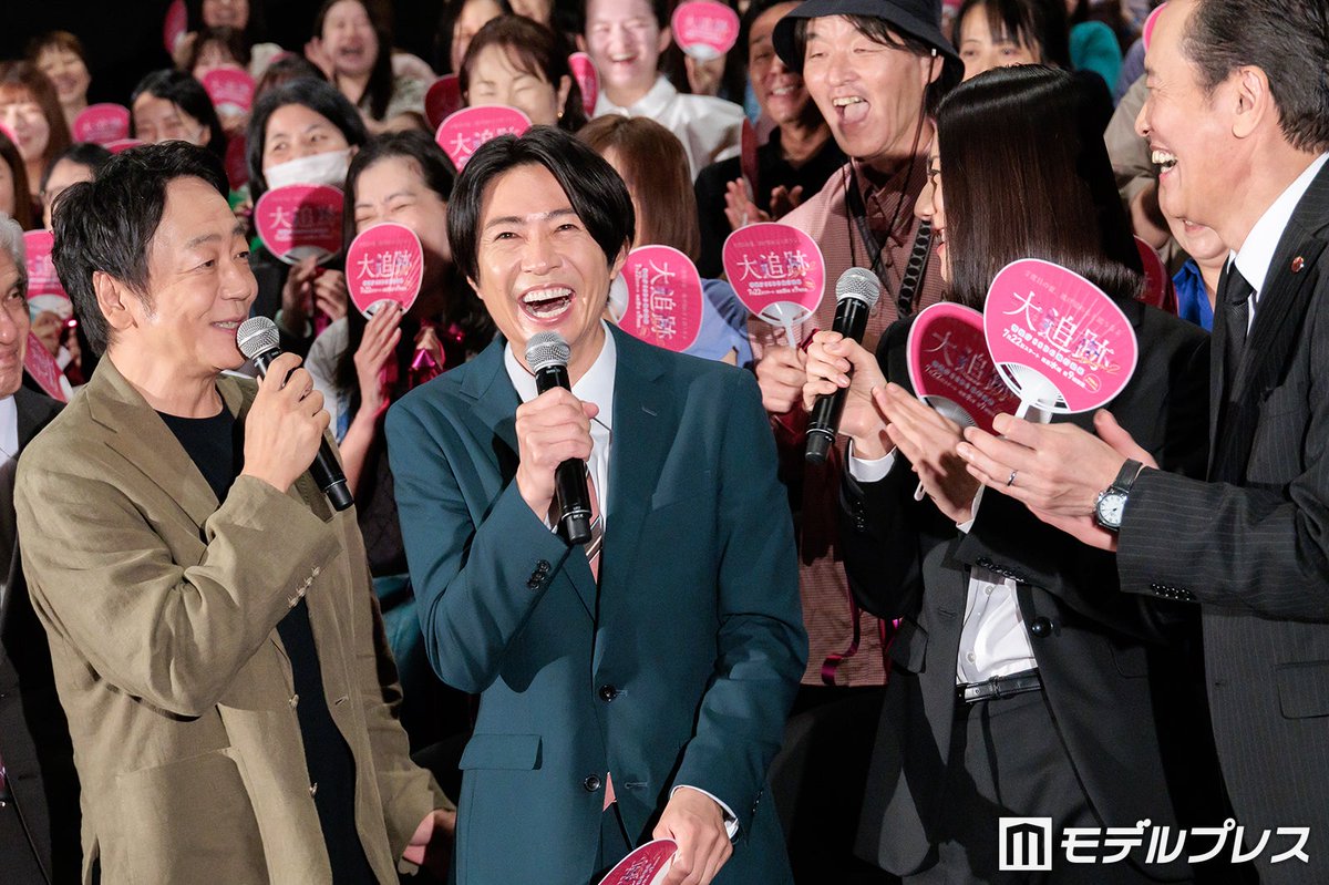 modelpress's tweet photo. 【写真多数📷】「大追跡 Season2」
開幕プレミアイベント🚨

相葉雅紀、嵐ラストライブの裏話明かす💬
https://t.co/6z1Tteyoty

「この1年追いかけていたこと」という質問に「嵐の歌と振りです。この1年は思い出すのに必死でしたね。歌詞も、ワンセンテンスも間違えられない」と回答。公演を鑑賞したという佐藤浩市が「ドームでやっている5人のメンバーを見ていて、とてもプロンプター（歌詞を表示するモニター）を置ける状態じゃないんだよね」と話すと、相葉は「そうです、ないです。プロンプター。ものすごい遠くの上の方にプロンプターがあるんですけど、それを見るとこうやって（顔を上に向けて）歌うことになる（笑）。さすがに『あいつどこ向いて歌ってるんだ』ってなるから」と明かし、佐藤からは「それ言わなくていいんだよ！」とツッコまれていた。