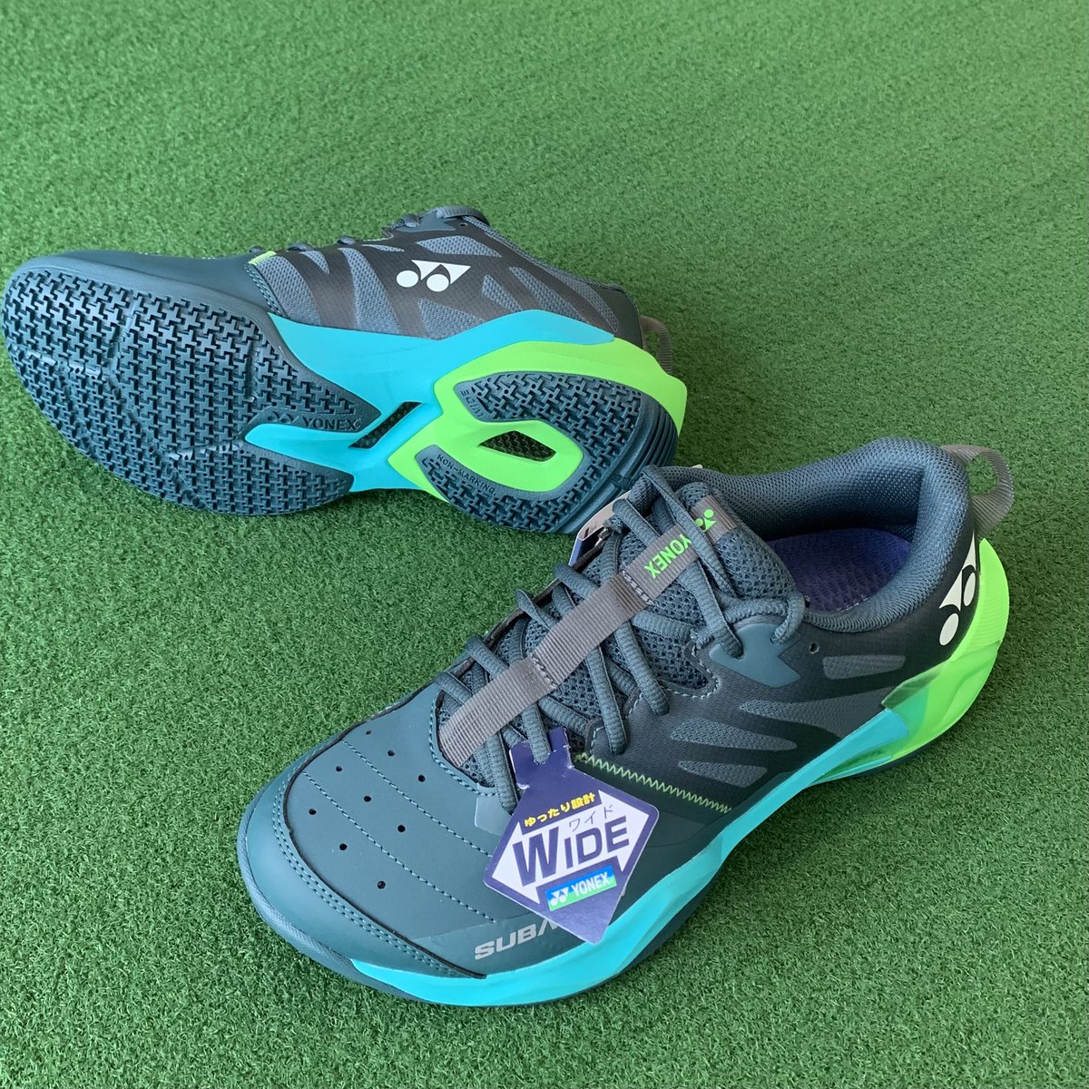 Nishihiro012's tweet photo. 優れたクッション性能で大好評のヨネックスバドミントンシューズ『サブアクシアGT』に爽やかな限定カラーが登場‼️
ニシヒロ己斐店でこのシューズをご購入いただいた方 全員に、非売品のヨネックス保冷バッグをプレゼントします🎁😊
限定足数の入荷です、お早めにどうぞ🎵 https://t.co/t5x1jKDWXy