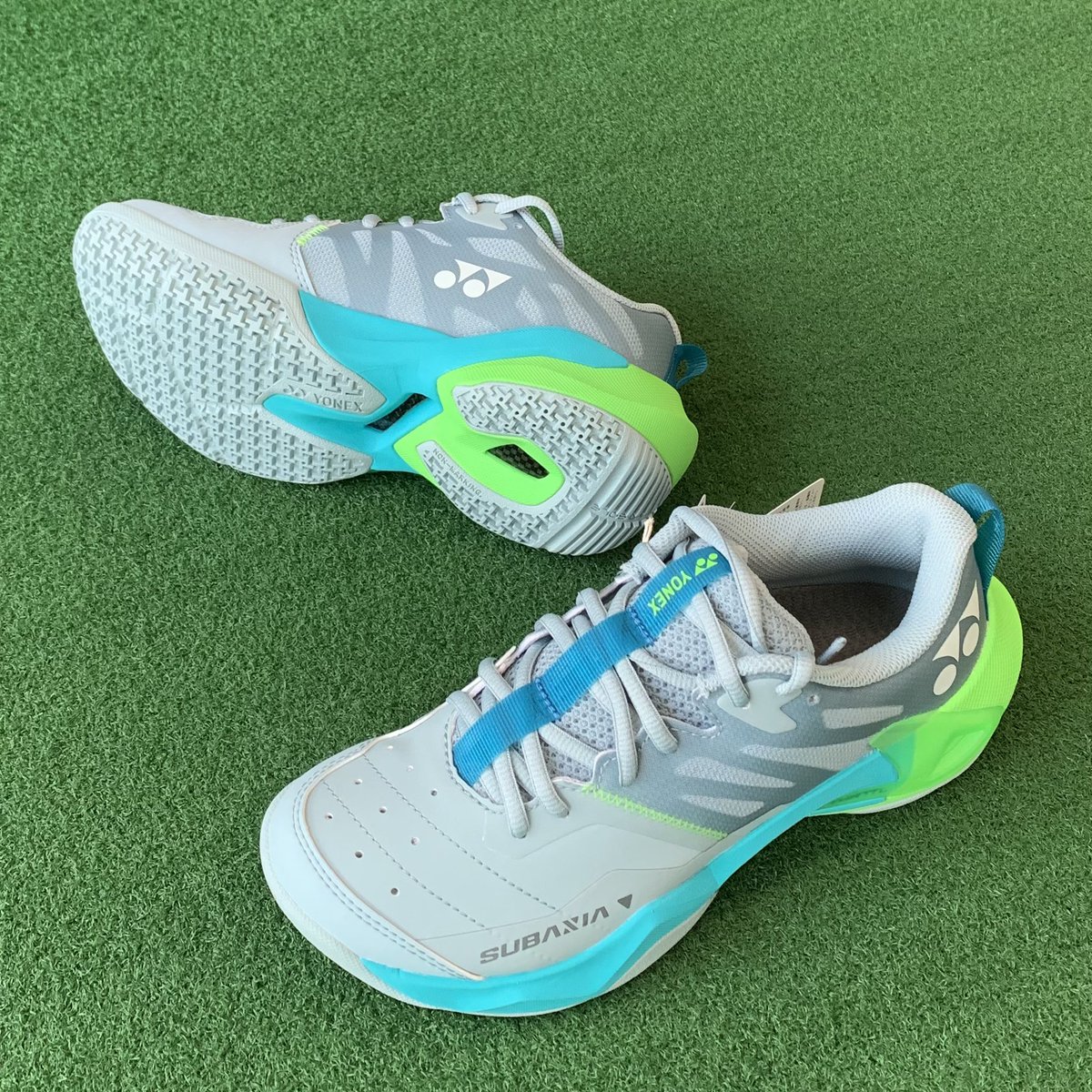 Nishihiro012's tweet photo. 優れたクッション性能で大好評のヨネックスバドミントンシューズ『サブアクシアGT』に爽やかな限定カラーが登場‼️
ニシヒロ己斐店でこのシューズをご購入いただいた方 全員に、非売品のヨネックス保冷バッグをプレゼントします🎁😊
限定足数の入荷です、お早めにどうぞ🎵 https://t.co/t5x1jKDWXy
