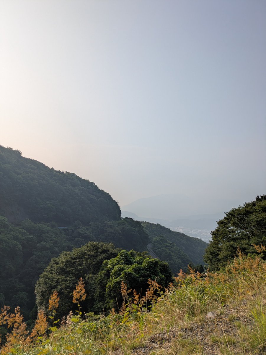 ibukiyama_drive's tweet photo. 【7/22(水)営業時間3:00〜21:00(最終入場18:00)】
おはようございます🌄今日も朝から良い天気の伊吹山☀昨日に続き今日も山の上でも暑くなりそうです💦水分補給、熱中症対策、よろしくお願いします🙇

8:00 山頂駐車場気象情報  
天気：晴れ
気温：21.7℃   
風向：西3.1m/s https://t.co/7P6Y1e6fzJ