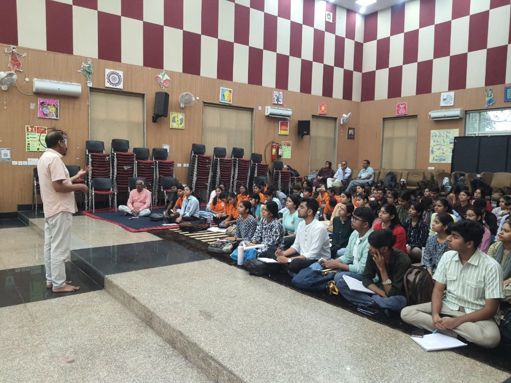 DietBhola's tweet photo. In continuation of the #ScienceofLiving #Workshop, extensive discussions were held on the identification and development of relationships based on trust. Participants explored the importance of understanding relationships, nurturing trust, and strengthening human connections. https://t.co/6Ha3rAwQEn