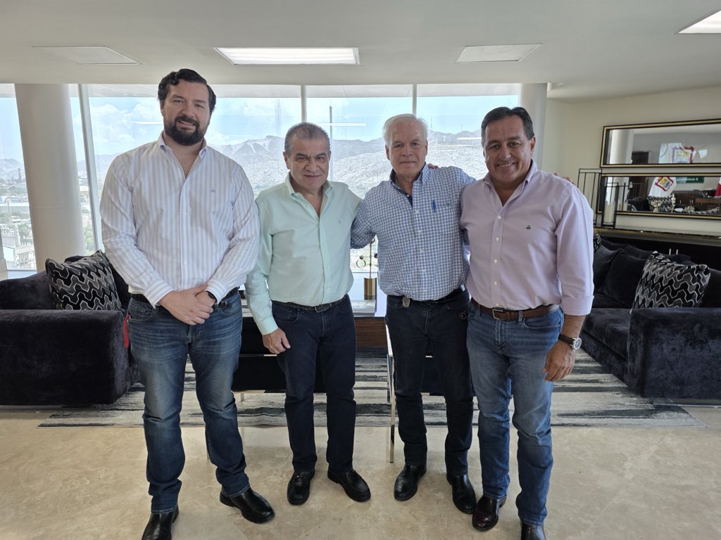 R063R_'s tweet photo. En reunión de trabajo con el alcalde Miguel Angel Riquelme Solis, fortalecimos el trabajo conjunto para seguir construyendo mejores oportunidades para La Laguna. 

#CoahuilaPaDelante #APasosDeGigante
@GobDeCoahuila 
@manolojim https://t.co/wZqVZavJLk