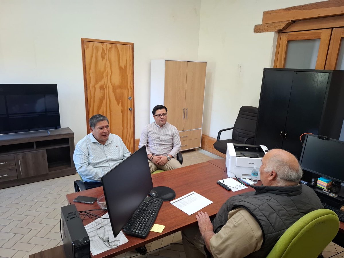 ConsGuateOax's tweet photo. Fortalecemos lazos de cooperación en favor de la comunidad migrante 🇬🇹🇲🇽 @MinexGt 
Funcionarios del Consulado General de Guatemala en Oaxaca sostuvieron una importante reunión de trabajo con el Cap. Nav. C.G. DEM. RET. Sergio Iván Cadena Lira, Titular INM Oaxaca. https://t.co/Nh7wnzQjWM