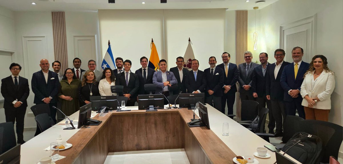 ligaprocorp's tweet photo. 📍La integridad de una competencia también se protege fortaleciendo a quienes tienen la responsabilidad de impartir justicia deportiva.

Los miembros de los Comités Disciplinario y de Apelaciones de LigaPro participaron en una jornada especializada sobre manipulación de partidos, impartida por Gabriel Drouet, Director de Integridad y Antipiratería; Mauricio Arosemena, Director Legal y Secretario General; Michael Alvarado, Coordinador Jurídico de la Dirección de Integridad y Antipiratería; y Nicolás Alvarado, Secretario de los Comités.

Durante la jornada se abordó la conducta de manipulación de competiciones desde una perspectiva jurídica y práctica, profundizando en el estándar probatorio aplicable, pruebas directas e indirectas, informes especializados de integridad, jurisprudencia y criterios desarrollados por el Tribunal Arbitral del Deporte (TAS), así como el estudio de casos reales investigados y sancionados en nuestro fútbol.

Esta capacitación permite trasladar la experiencia adquirida en investigaciones y procedimientos reales hacia nuestros órganos disciplinarios, fortaleciendo sus conocimientos y herramientas para la valoración y resolución de casos de alta complejidad.

Porque proteger el fútbol no termina con investigar y sancionar. También implica fortalecer permanentemente a quienes tienen la responsabilidad de decidir.

Seguimos trabajando por una competición íntegra, transparente y justa. ⚖️⚽️

#LigaProInstitucional #IntegridadDeportiva #JuegoLimpio #MatchFixing #JusticiaDeportiva #DerechoDeportivo 🇪🇨💯