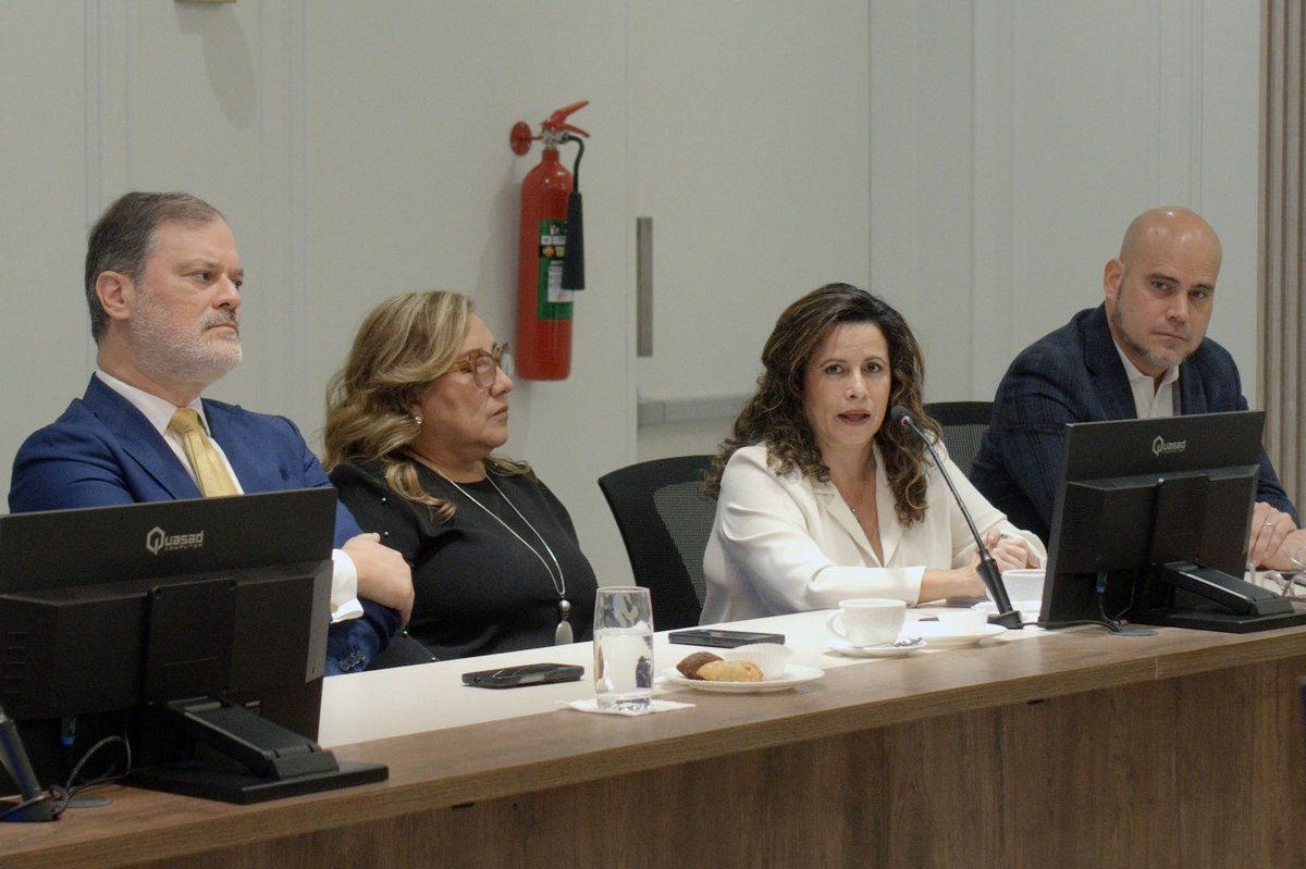 ligaprocorp's tweet photo. 📍La integridad de una competencia también se protege fortaleciendo a quienes tienen la responsabilidad de impartir justicia deportiva.

Los miembros de los Comités Disciplinario y de Apelaciones de LigaPro participaron en una jornada especializada sobre manipulación de partidos, impartida por Gabriel Drouet, Director de Integridad y Antipiratería; Mauricio Arosemena, Director Legal y Secretario General; Michael Alvarado, Coordinador Jurídico de la Dirección de Integridad y Antipiratería; y Nicolás Alvarado, Secretario de los Comités.

Durante la jornada se abordó la conducta de manipulación de competiciones desde una perspectiva jurídica y práctica, profundizando en el estándar probatorio aplicable, pruebas directas e indirectas, informes especializados de integridad, jurisprudencia y criterios desarrollados por el Tribunal Arbitral del Deporte (TAS), así como el estudio de casos reales investigados y sancionados en nuestro fútbol.

Esta capacitación permite trasladar la experiencia adquirida en investigaciones y procedimientos reales hacia nuestros órganos disciplinarios, fortaleciendo sus conocimientos y herramientas para la valoración y resolución de casos de alta complejidad.

Porque proteger el fútbol no termina con investigar y sancionar. También implica fortalecer permanentemente a quienes tienen la responsabilidad de decidir.

Seguimos trabajando por una competición íntegra, transparente y justa. ⚖️⚽️

#LigaProInstitucional #IntegridadDeportiva #JuegoLimpio #MatchFixing #JusticiaDeportiva #DerechoDeportivo 🇪🇨💯