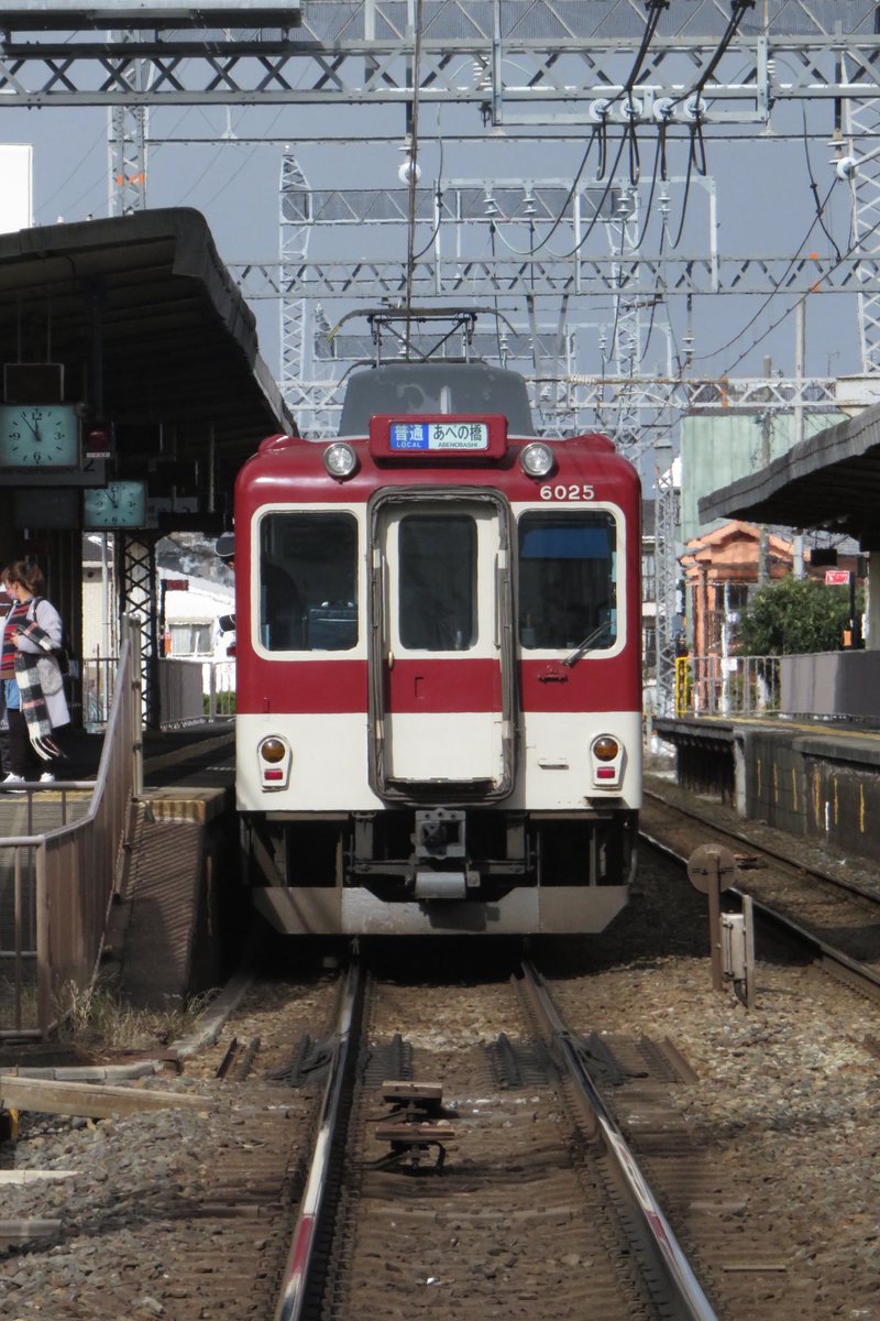 8950ebi's tweet photo. 1年前��査通したばっかだったので余裕かと思っていたんですがね、、
個人的にC25といえば2021年の時スカートのセンター部分だけリペイントしていたのが印象にありますねぇ。
あと、去年の検査明け試運転後の運用では、板上げ状態が続いていたのも懐かしいですね、🥲
お疲れ様。 https://t.co/TqdoRZnpBF