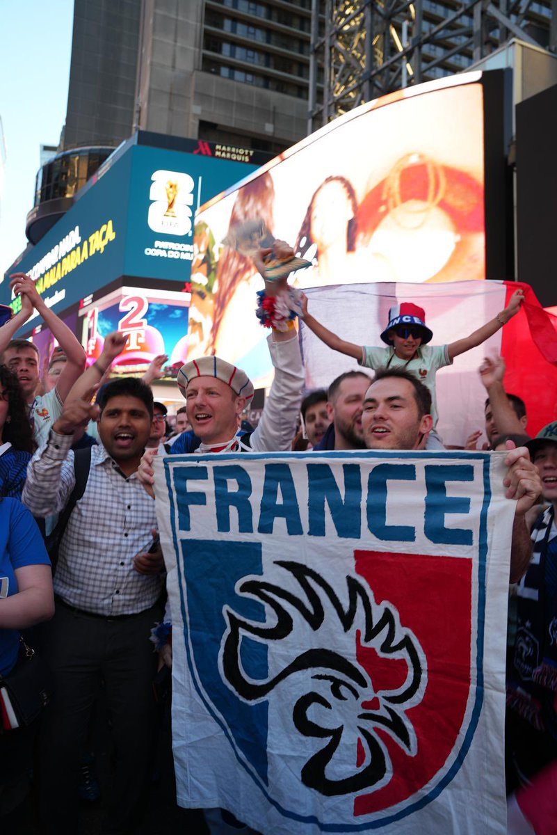 CedrikFouriscot's tweet photo. Merci aux milliers de Français 🇫🇷 qui ont été exemplaires à New York pendant la Coupe du monde⚽️! Leur énergie, leurs sourires, les « Allez les Bleus » ont porté notre équipe, au stade, dans les rues, et même au Consulat ! Bravo à l’Espagne et rendez-vous dans 4 ans ;)💪💙🤍❤️ https://t.co/B97fWNZPwk