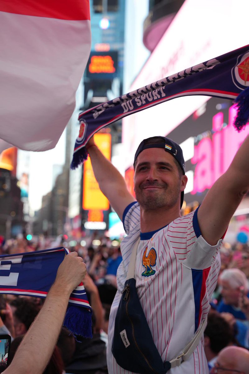 CedrikFouriscot's tweet photo. Merci aux milliers de Français 🇫🇷 qui ont été exemplaires à New York pendant la Coupe du monde⚽️! Leur énergie, leurs sourires, les « Allez les Bleus » ont porté notre équipe, au stade, dans les rues, et même au Consulat ! Bravo à l’Espagne et rendez-vous dans 4 ans ;)💪💙🤍❤️ https://t.co/B97fWNZPwk