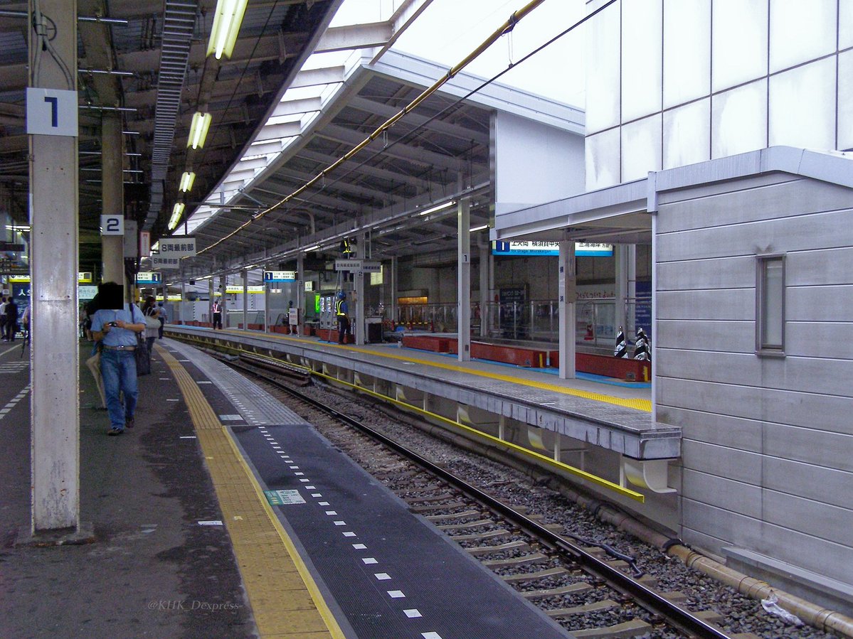 KHK_Dexpress's tweet photo. 京急線横浜駅の現在の1番線ホームが使用開始され、変則相対式2面2線になってから、今日で丸20年ですね。
当時の写真を。
島式1面2線時代のホームの混雑は凄まじく、早く新1番線で乗降したいと思ったものでした。
ただ、新ホームも思ったほど広くなく…

1枚目：2006年1月26日
2～4枚目：2006年7月21日 https://t.co/Ld9mkf1SVI
