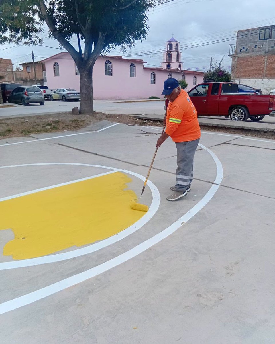 EF_Galindo's tweet photo. ⚽🎨 Seguimos renovando canchas en distintos puntos de la ciudad a través de Color Mi Jugada, mejorando espacios públicos para que las familias potosinas disfruten del deporte y la convivencia en mejores condiciones. https://t.co/dGejgkIa9L