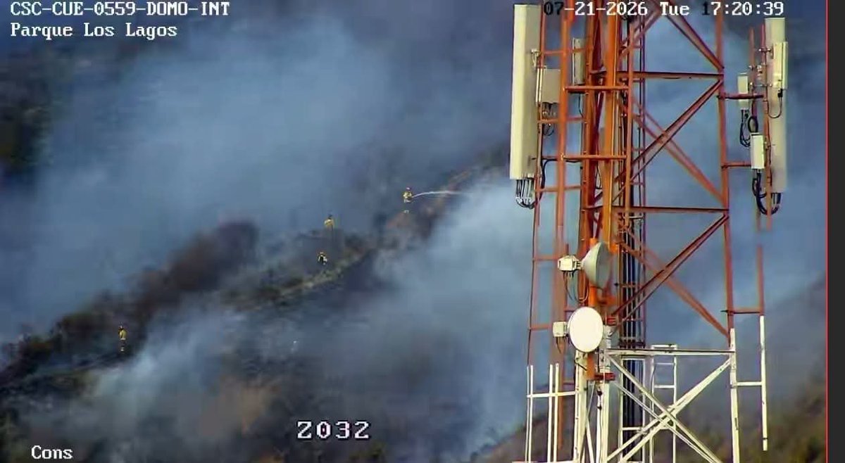 InformateCue's tweet photo. 🚨🔥 #Atención | Un incendio forestal de gran magnitud se registra en Higospamba, parroquia Paccha. Personal de #BomberosCuenca trabaja en el control y liquidación de las llamas. La emergencia continúa. #Cuenca https://t.co/KOPTZSRMdd