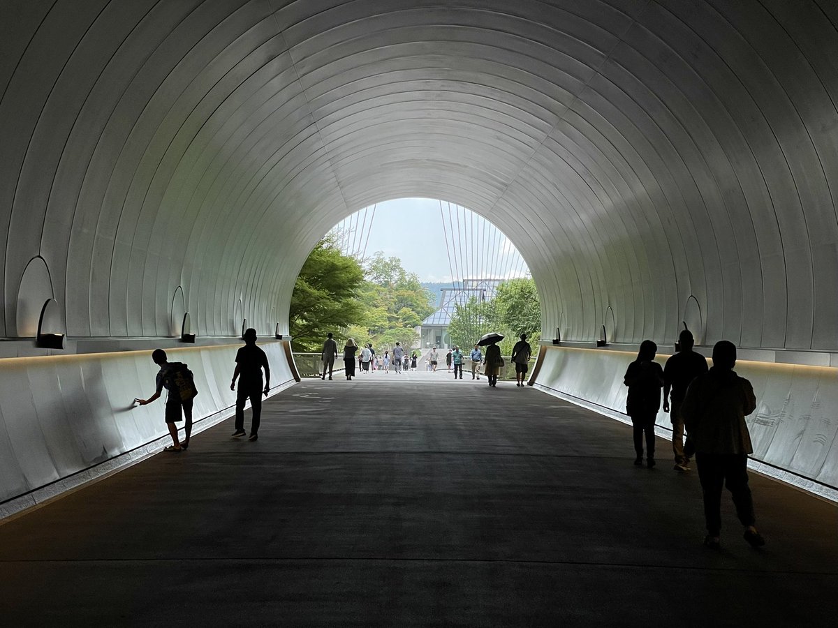 aulora_X's tweet photo. MIHO MUSEUM I.M.Pei (1997)

桃源郷を抜けた先にある光に満ちた空間は、圧倒的な非日常の連続。

ただ、正直に言えば、ここは何度も思い返して思い出に浸る建築ではなく、ファーストインパクトに全てを賭けた強烈なシンボルに感じました。

一本勝負の凄みのある空間を前にすると、人間の身体的なスケールや、丁寧な細かい細かい部分や、逆に適度に隙のある建築に無意識の居心地を求めていることに気づかされます。

たまにはこうした建築に触れるのも、自分の感情を確認する良い定規になりますね。