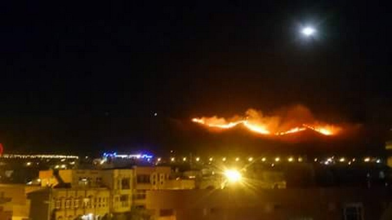wordandpen's tweet photo. #عاجل | اندلاع حريق ضخم التهم مساحات واسعة في جبل 
#كويجة المطل على مدينة #السليمانية
فرق الدفاع المدني تهرع للموقع للسيطرة على النيران وسط أنباء 
متداولة عن وجود قصف أو استهداف طال منطقة الجبل ولا 
معلومات مؤكدة عن خسائر بشرية حتى الآن
#العراق https://t.co/qFUGTMS797