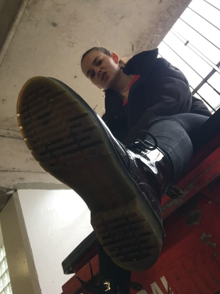 FSSBR_'s tweet photo. Teen girl in shiny dr Martens boots https://t.co/oDkVJbMPqR