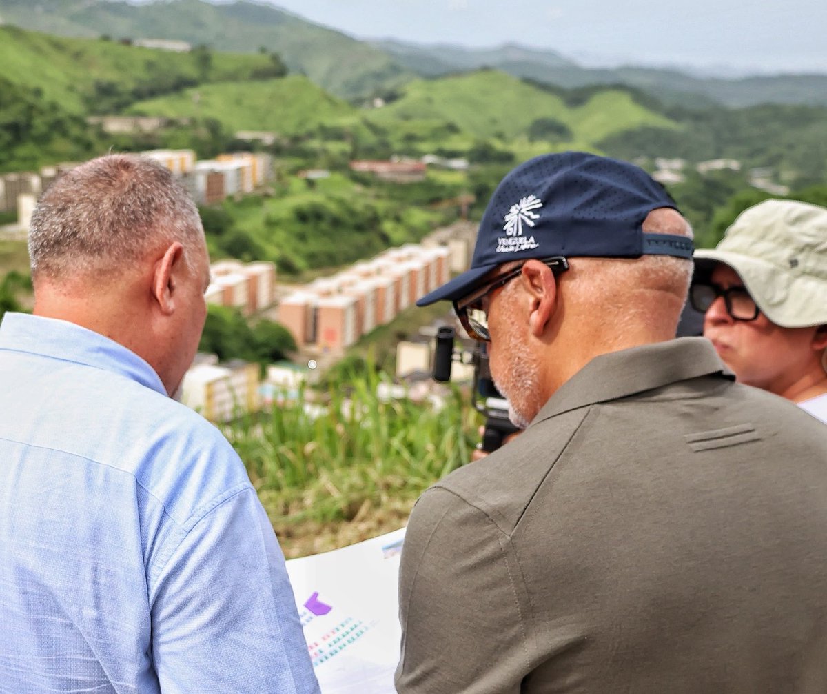 jorgerpsuv's tweet photo. Estamos cerrando acuerdos para la adquisición de nuevas viviendas. Avanzamos con paso acelerado para asegurar que la estadía de las familias afectadas por los sismos, en los campamentos transitorios, sea lo más breve posible. https://t.co/xD1ceBRM2H