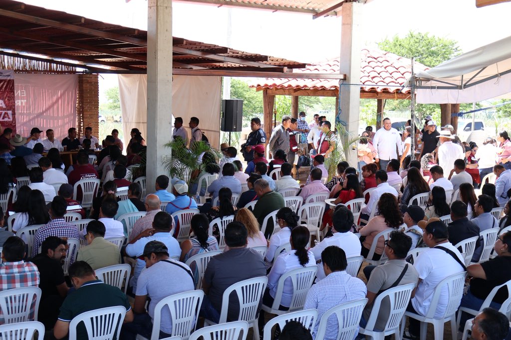 Isaac2lopez's tweet photo. Esta mañana llevamos a cabo un encuentro distrital con las y los referentes de nuestro movimiento en Defensa de la Transformación y la Soberanía Nacional, correspondiente al Distrito Electoral Federal 10, con cabecera en Miahuatlán de Porfirio Díaz. https://t.co/HgP6Q8isz7