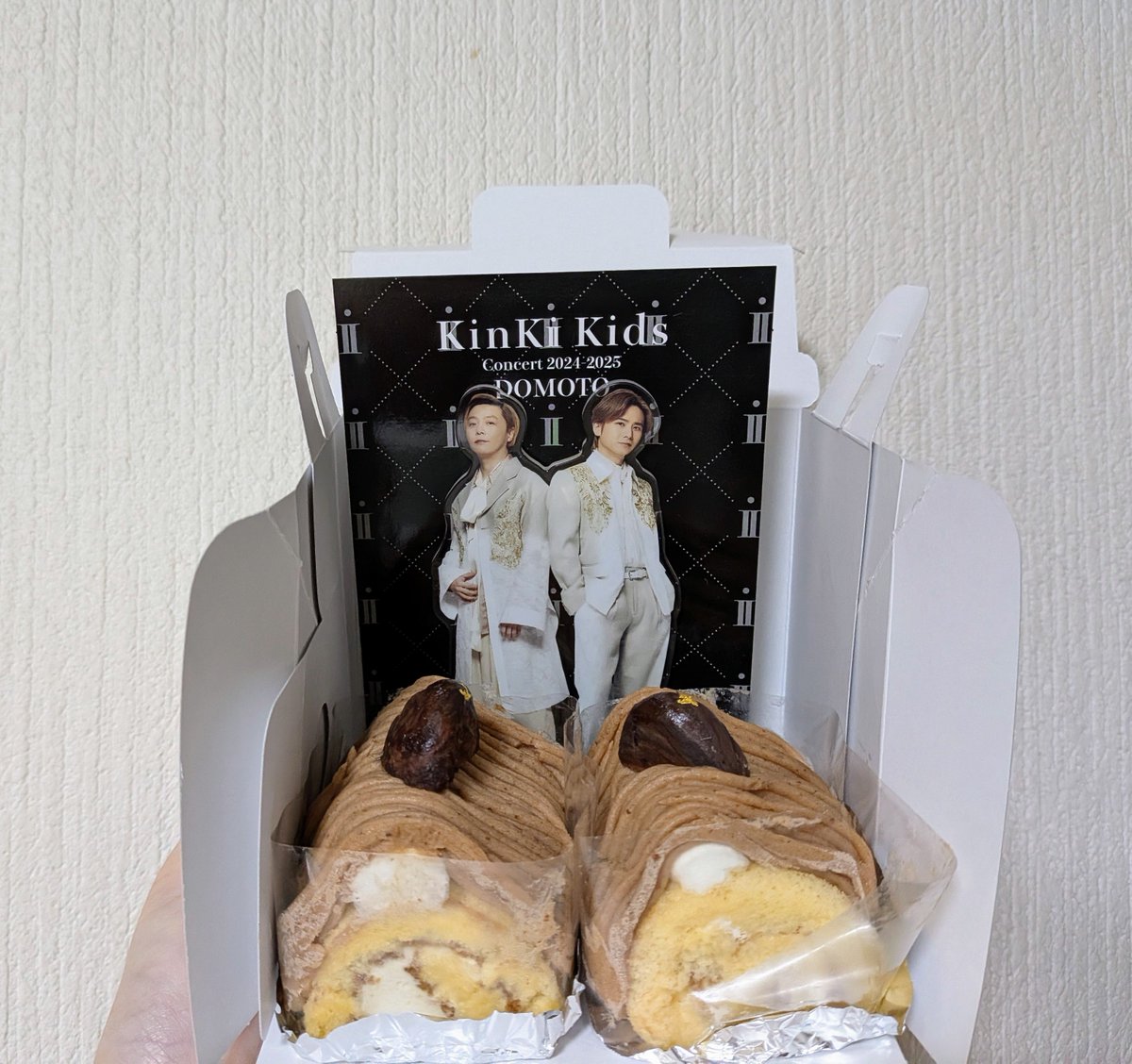 Mami06962502's tweet photo. 全く可愛くない、映えない食べたかったケーキをチョイス✨🌰🍰✨笑
㊗️デビュー29周年✨🎂🎉✨
あそこまで豪華なステージはなかなか見られないと思い、ピンクベストのおじさん、いやお兄さん達😂笑に逢いに急遽明日大阪行くことにしました🚅💨
イープラさん、お誘いありがとー😁笑

#DOMOTO
#KinKiKids https://t.co/ijtCd0RKgY
