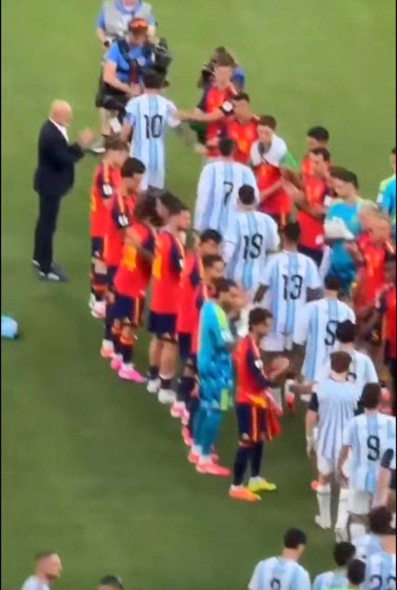 Josetefel's tweet photo. @infobaenvivo Dice la tipa: "Nosotros nunca jamás cargamos al que perdió. No lo hacemos". La realidad es que ni saben ganar, ni saben perder. https://t.co/rb01abhRcV