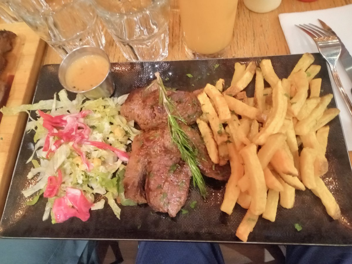 Akutagata's tweet photo. 夕食はラム肉食べてきたけど臭みがなくて美味しかったよ〜
フランスだけど実はフレンチじゃなくてイタリア料理らしいですよ https://t.co/zXuRjVT3dF