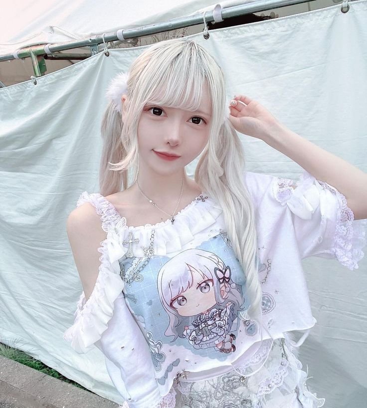 himeminii's tweet photo. How i feel after ordering size M clothes knowing im gonna have to wait for them to fit me https://t.co/oZw9pSW9Sz