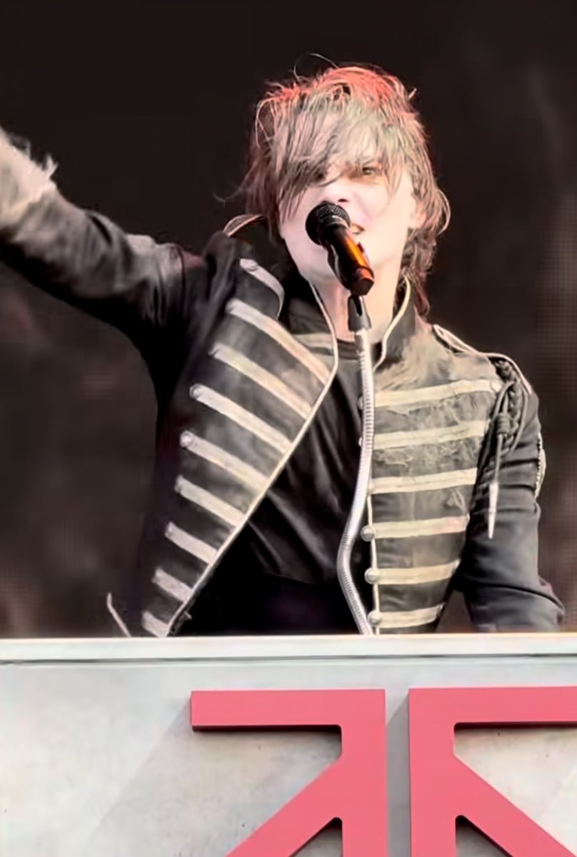 gerardskirt tweet picture