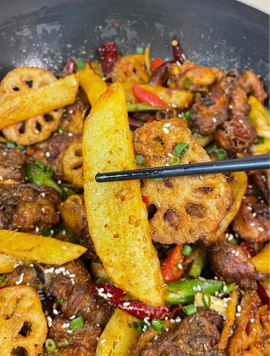 kofipeelo's tweet photo. Late-night snack run = best run  Just grabbed a hot crispy fried stinky tofu with spicy sauce from the street stall down the block—warm, savory, and totally worth the walk! https://t.co/uiKZMoHBYZ