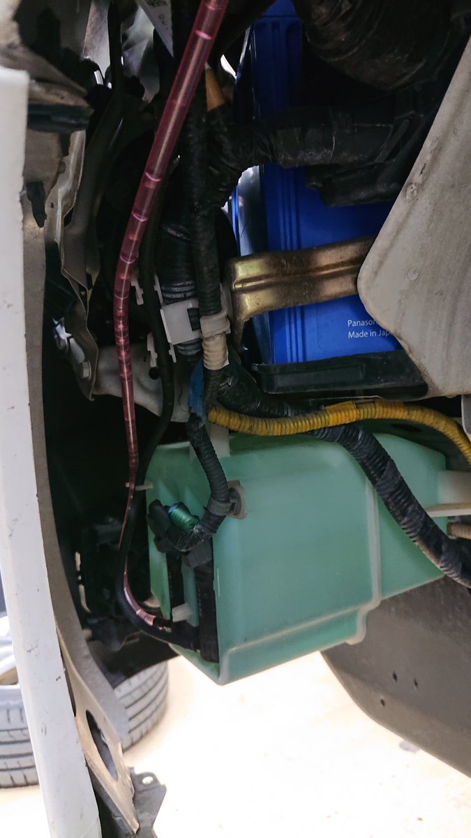 powderbeer1's tweet photo. その他車検整備
ウォッシャーの出が又チョロチョロ

→フェンダー内、ホース劣化で亀裂
で水圧漏れ(新車から23年お疲れ様でした)

→年末札幌で余分に買っといたホースの余りで対応

とついでにエアコンガス補充 https://t.co/mjgbmyOQYR