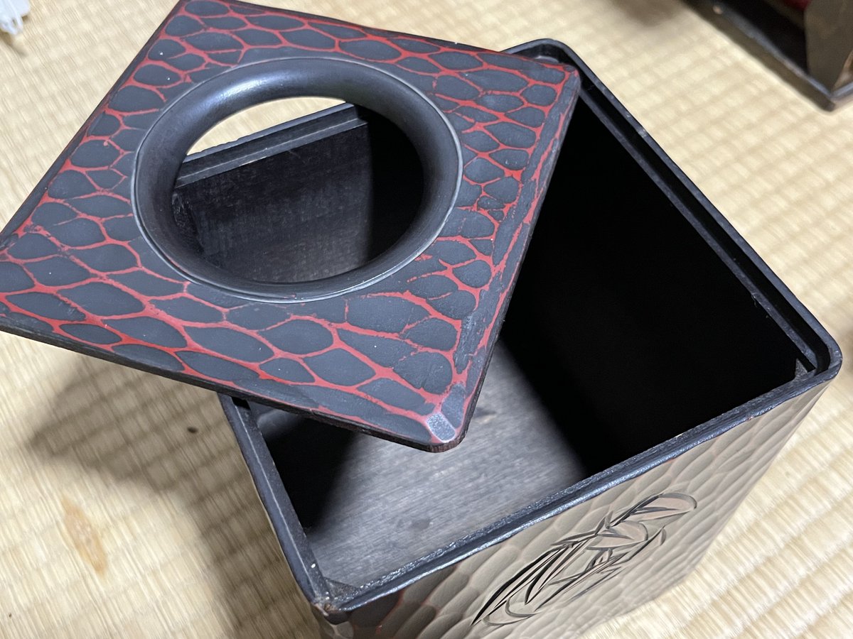 鎌倉彫りの屑入れ(ゴミ箱) 日本の昔のゴミ箱はこういう構造が普通