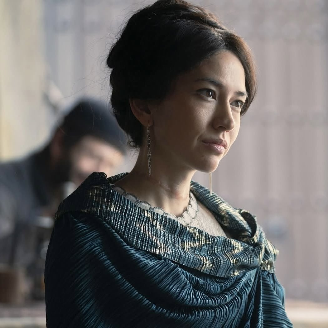 jlinzombie's tweet photo. Mysaria, a "Verme Branca", teve um dos fins mais trágicos da Dança dos Dragões. Só continue se quer saber spoilers!

Após a queda de Rhaenyra, ela foi capturada pelos homens de Aegon II, despida e condenada a atravessar Porto Real enquanto era chicoteada diante da multidão. A cada trecho percorrido, sua tortura se intensificava, até que ela morreu antes mesmo de completar o caminho.

Um fim nada digno pra uma mulher que, durante anos, comandou uma das maiores redes de espionagem dos Sete Reinos.

#HOTD #HouseoftheDragon