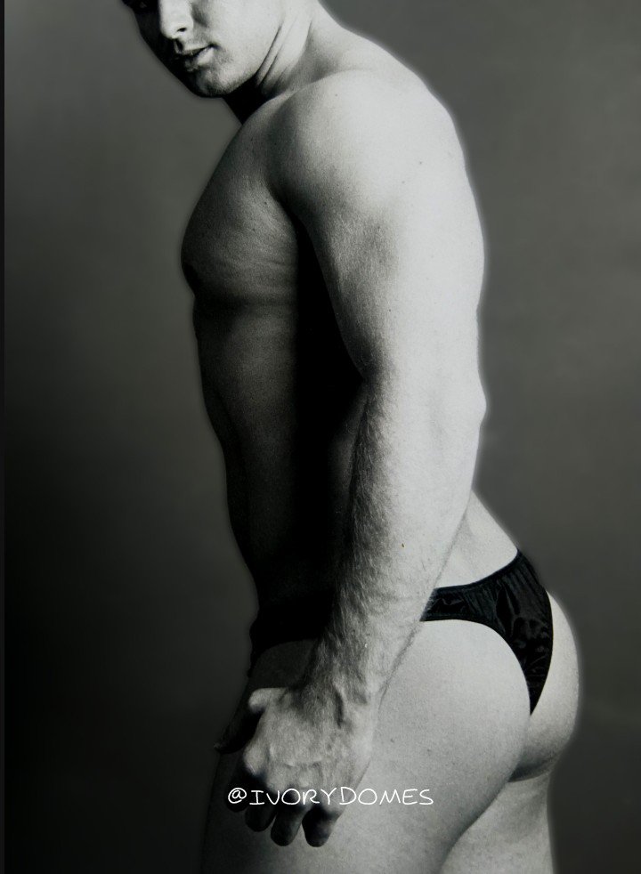 ivorydomes's tweet photo. Stripper's luv taking pics, well at least the stripper's that I know.
 Btw. You know I make'em show that white boy butt, I luv taking pics of white boy 🍑. 

#maledancers #malestrippers #thong https://t.co/7SzecvOq1x