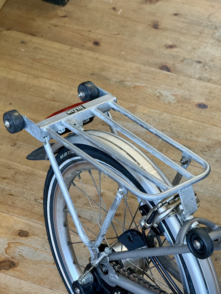 LoroTube's tweet photo. 前後NITTOキャリアーがかっこいいぞ！

#BROMPTON
#ブロンプトン
#小布 https://t.co/9P1Gc8GKD1
