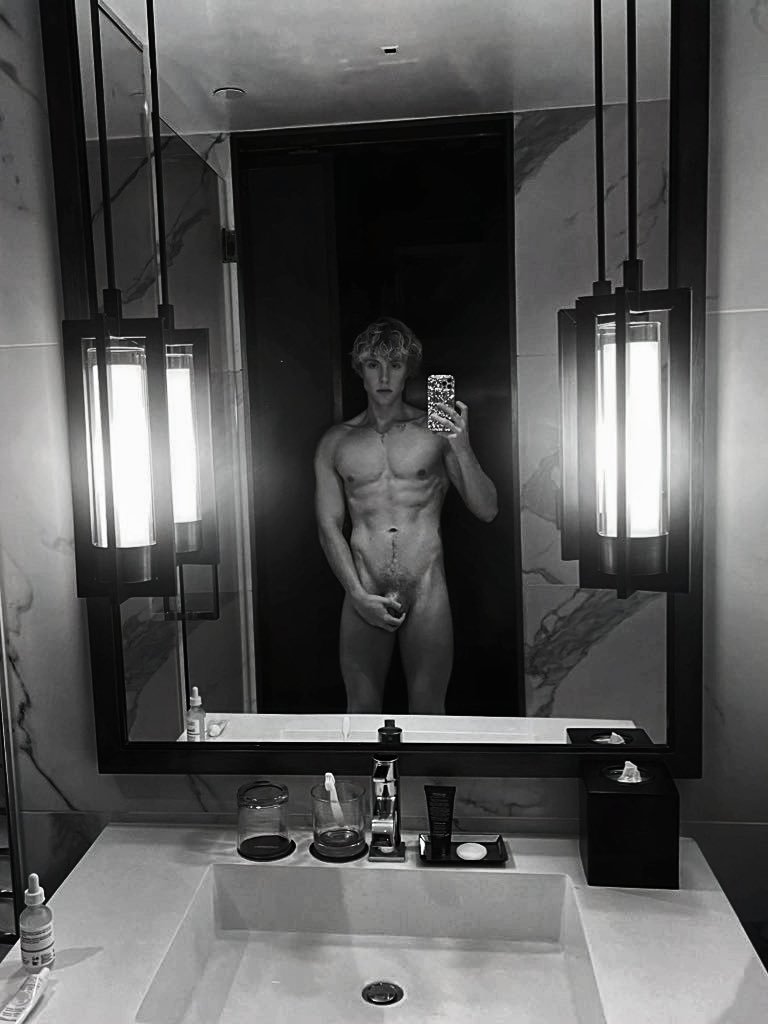 tex158's tweet photo. Black and White Is just always the vibe https://t.co/Q1m4TYQrOW