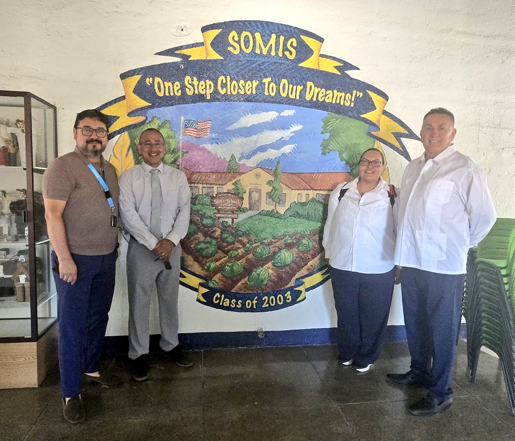 ConsulMexOxn's tweet photo. 👩🏫Hoy, el cónsul @Santavelri visitó a la Mtra. Christi Corona Durán, Coordinadora Nacional del #PROBEM y maestra de intercambio en la #Somis Elementary School, así como a su director, el Dr. Jesús Vaca, impulsor del intercambio de maestros en la Costa Central de California.🇲🇽🇺🇸📚 https://t.co/FcUHHZ1XUO