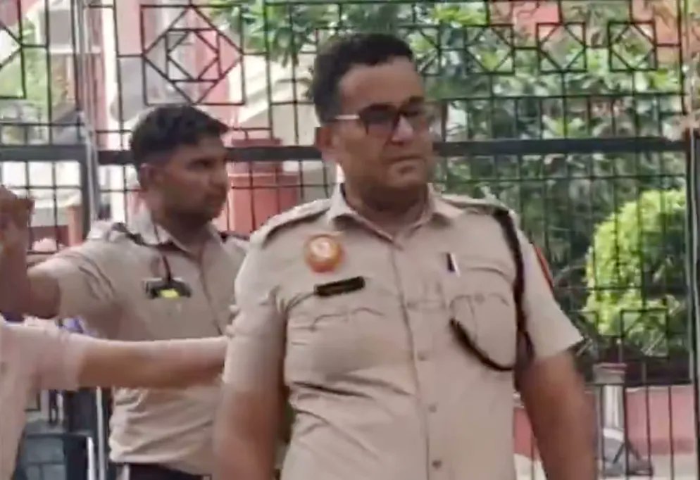 MalluChique's tweet photo. This fat fucker is #SandeepLamba - face of @DelhiPolice  officer who brutally beat up woman protestors during ongoing #StudentProtest #GenZProtest in India.

Also a recipient of Home Ministers Medal for his role in brutalizing Muslims during #ShaheenBaug violence.

#JantarMantar https://t.co/cY5HS4Cx60