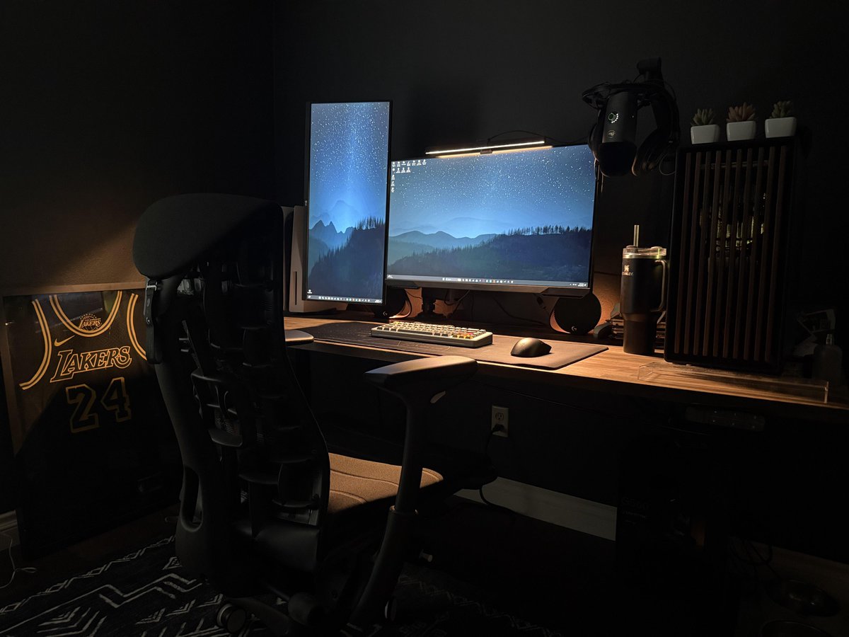 RonaldAndensv's tweet photo. My Work/Battle Station
#Tech https://t.co/N6s3haZjo9