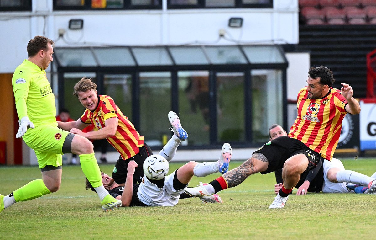 gfmcharg's tweet photo. A bit of colour from tonights league cup drama at Firhill -finished 2-2 but Stenhousemuir win the penalty shoot out to earn an extra point ( or something like that -I have no clue what the hell is going on ) #partickthistle #freelancephotographer #scotland #football https://t.co/g4NqmShZqT