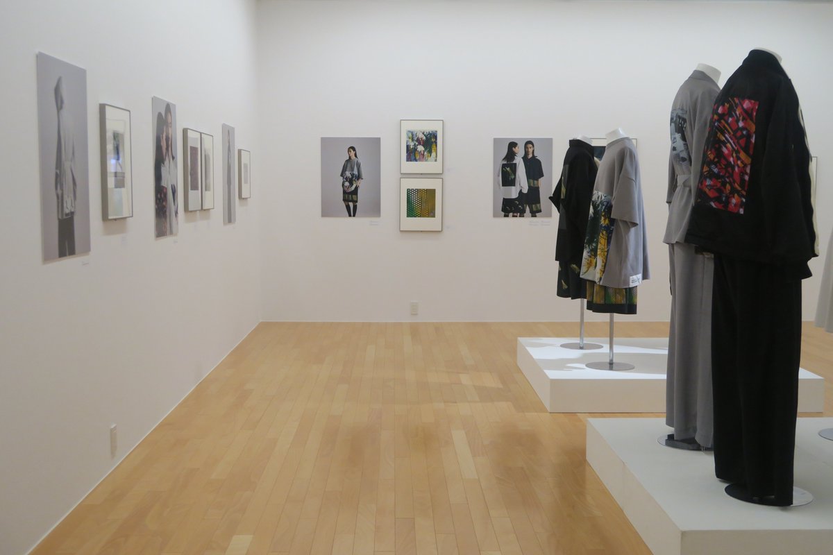 ARTMUSEUM_Kochi's tweet photo. 開催中📷✨
石元泰博・コレクション展
ALMOSTBLACK×ISHIMOTO

日本のファッションブランドALMOSTBLACKが石元泰博作品とコラボレーションした2025秋冬／2026春夏コレクションを、当館所蔵のオリジナルプリントとともに紹介しています。

✅詳細はこちら
https://t.co/DMtcBcnO7g https://t.co/hDs4ytquXz