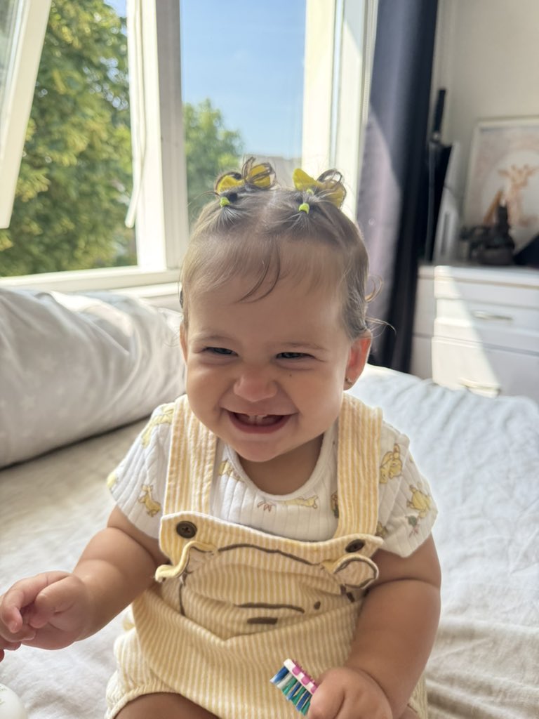 acarolinez_'s tweet photo. Primeiras fotos da minha menina por aqui 

Minha Laura 😍💛🎀 https://t.co/TX4TaEUK8z